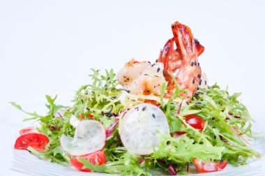 roka, turp ve karides ile domates salatası.