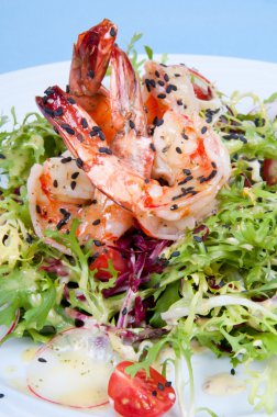 roka, turp ve karides ile domates salatası.