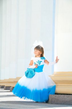 küçük gelin. bir kız bir gür beyaz ve mavi gelinlik