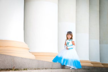 küçük gelin. bir kız bir gür beyaz ve mavi gelinlik