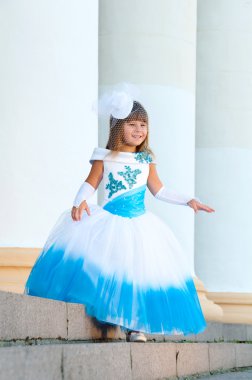 küçük gelin. bir kız bir gür beyaz ve mavi gelinlik