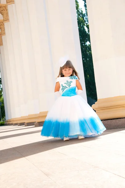 Lilla brud. en flicka i en frodig vit och blå bröllopsklänning — Stockfoto