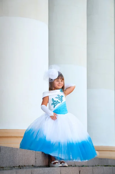 Lilla brud. en flicka i en frodig vit och blå bröllopsklänning — Stockfoto