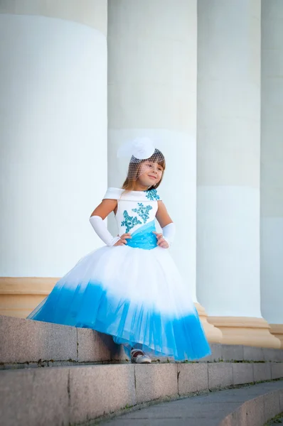Küçük gelin. bir kız bir gür beyaz ve mavi gelinlik — Stok fotoğraf