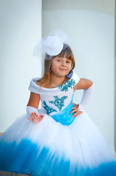 Маленькая невеста. Девушка в пышном белом и синем свадебном платье — стоковое фото