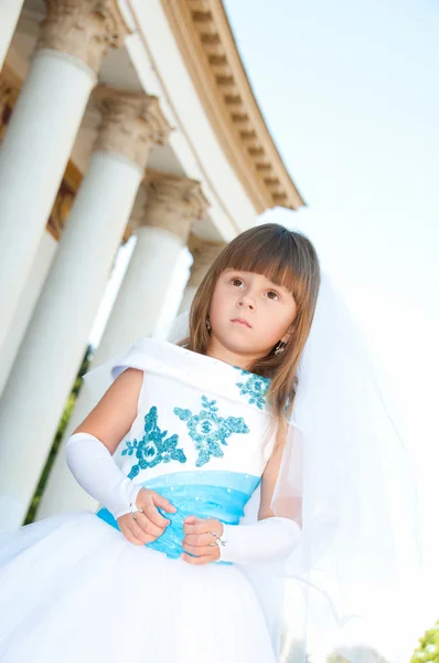 Pequena noiva. Uma menina em um vestido de noiva branco e azul exuberante e — Fotografia de Stock