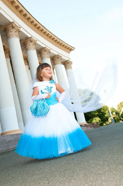 Маленькая невеста. Девушка в пышном белом и синем свадебном платье и — стоковое фото