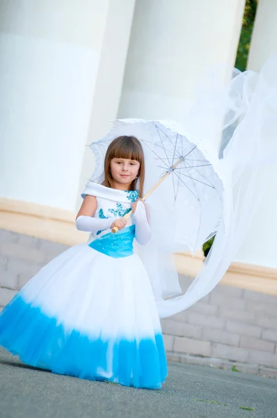 Küçük gelin. yemyeşil düğün beyaz ve mavi elbiseli bir kız ve — Stok fotoğraf