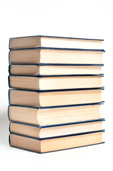 Uma pilha de livros sobre um fundo branco . — Fotografia de Stock