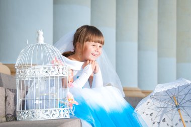 küçük gelin. yemyeşil düğün beyaz ve mavi elbiseli bir kız ve