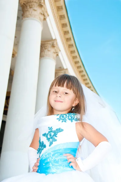 Novia. Una chica en un exuberante vestido de novia blanco y azul y —  Fotos de Stock