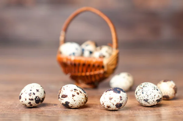 Vaktelägg i en korg på bakgrund av styrelser. — Stockfoto