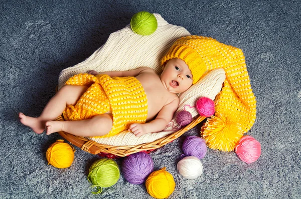 Милый младенец внутри плетеной корзины — стоковое фото