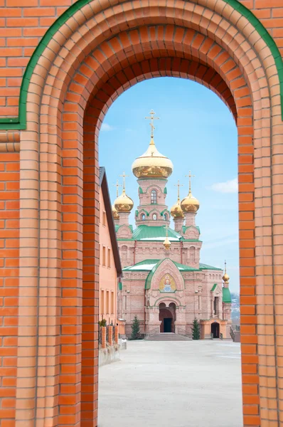 Kiev Heilige bescherming holosiivska woestijn. Oekraïens-orthodoxe kerk. — Stockfoto
