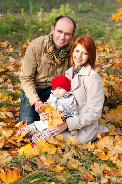 Des parents heureux. Père, mère et petite fille — Photo