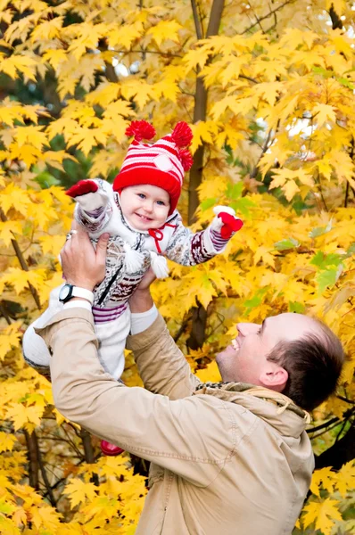 Glücklicher Vater, der seine kleine Tochter hinwirft — Stockfoto