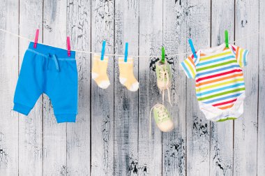 clothesline üzerinde asılı bebek giysileri.