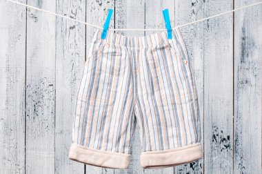 clothesline üzerinde asılı bebek giysileri.