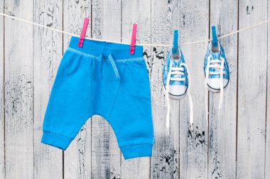 clothesline üzerinde asılı bebek giysileri.
