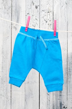 clothesline üzerinde asılı bebek giysileri.