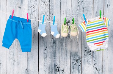 clothesline üzerinde asılı bebek giysileri.