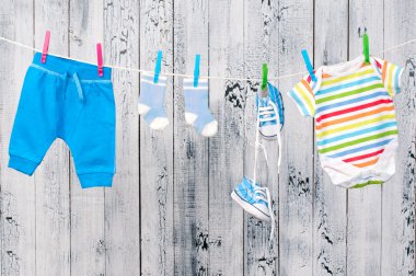 clothesline üzerinde asılı bebek giysileri.