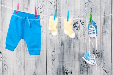 clothesline üzerinde asılı bebek giysileri.