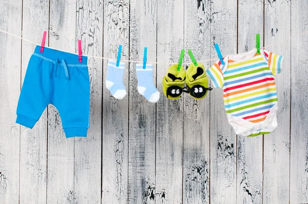 De kleren van de baby opknoping op de waslijn. — Stockfoto