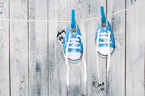 Zapatos de bebé colgando en el tendedero . — Foto de Stock