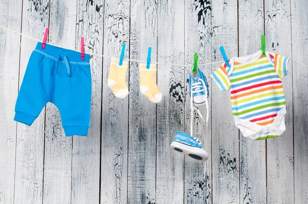 Dětské oblečení na prádelní šňůru. — Stock fotografie
