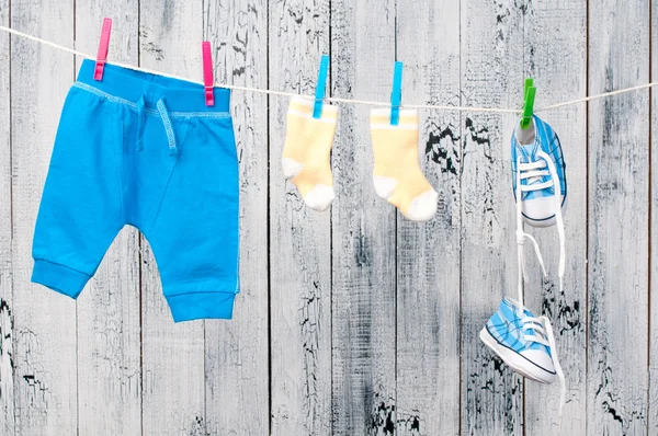 Dětské oblečení na prádelní šňůru. — Stock fotografie