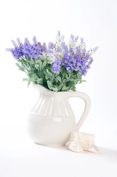 Flores silvestres en un jarrón blanco sobre un fondo blanco . —  Fotos de Stock