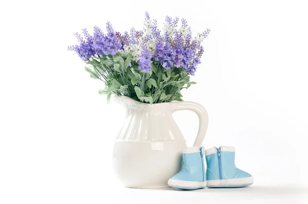 Wild flowers in a white vase on a white background. — Stock Photo, Image