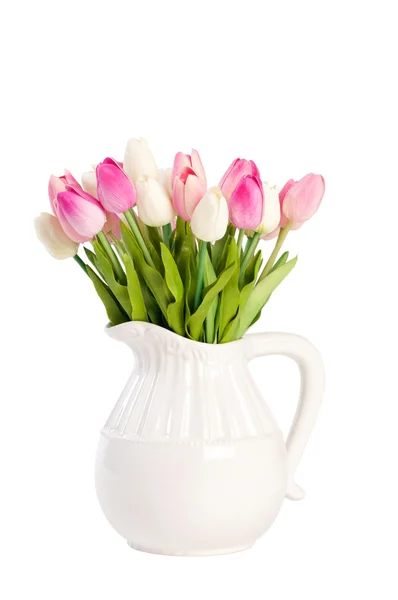 Białe tulipany w wazonie na białym tle. — Zdjęcie stockowe