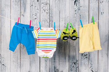 clothesline üzerinde asılı bebek giysileri.
