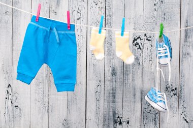 clothesline üzerinde asılı bebek giysileri.