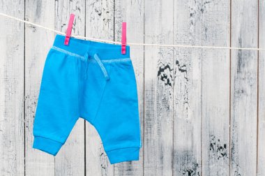 clothesline üzerinde asılı bebek giysileri.