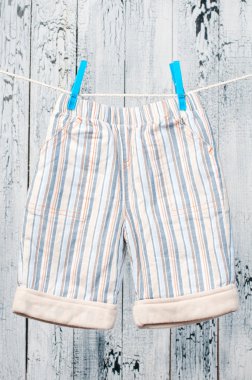 clothesline üzerinde asılı bebek giysileri.