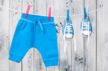 clothesline üzerinde asılı bebek giysileri.