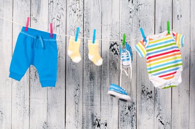 clothesline üzerinde asılı bebek giysileri.