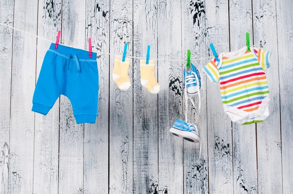 赤ちゃんの服は洗濯物に掛かっています。. — ストック写真