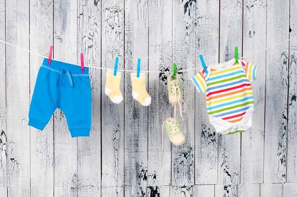Babykläder hänger på klädstreck. — Stockfoto