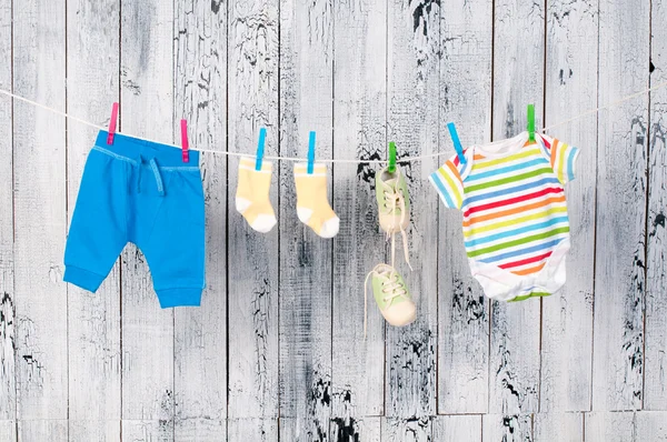 clothesline üzerinde asılı bebek giysileri.