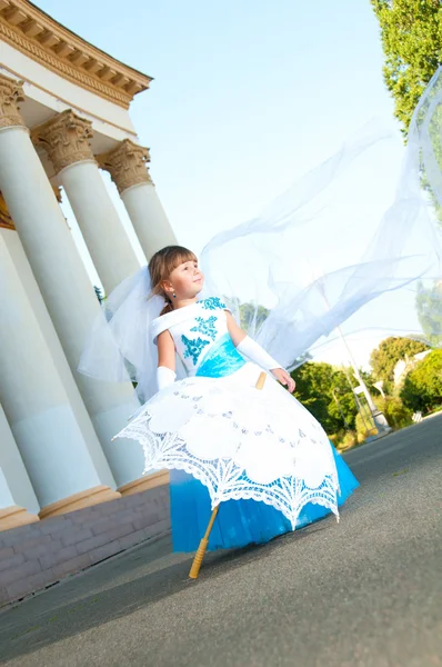 Маленькая невеста. Девушка в пышном белом и синем свадебном платье и — стоковое фото