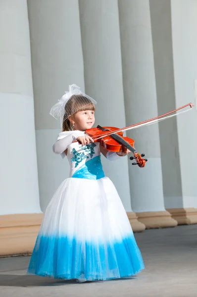 Violinista. Menina bonita em um vestido inteligente com um violino — Fotografia de Stock