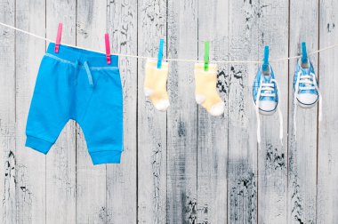 clothesline üzerinde asılı bebek giysileri.