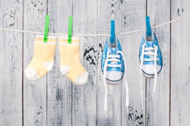 clothesline üzerinde asılı bebek giysileri.
