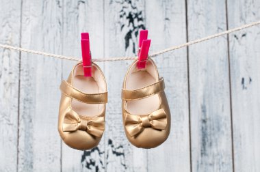 clothesline üzerinde asılı çocuk sandalet.