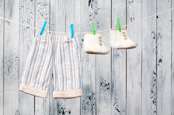 Clothesline üzerinde asılı bebek giysileri. — Stok fotoğraf