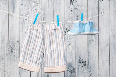 clothesline üzerinde asılı bebek giysileri.